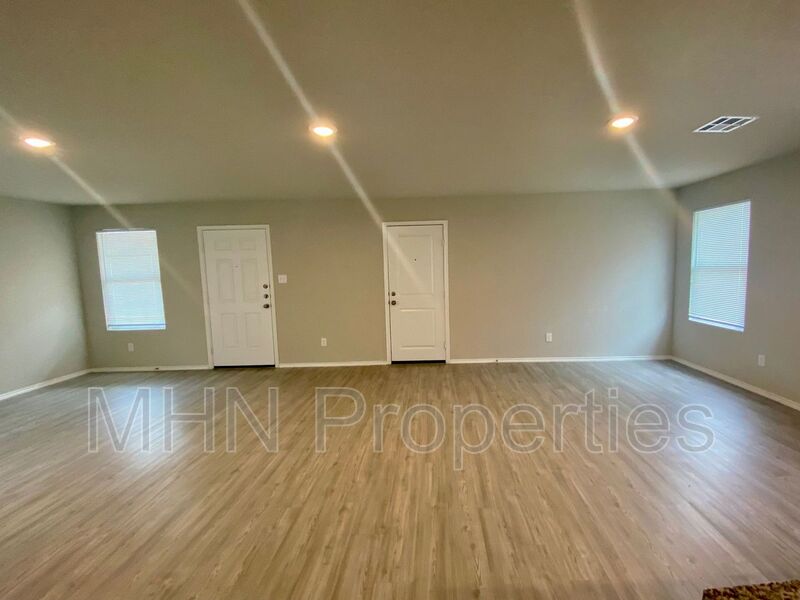 BEAUTIFUL 3 bed/2 Bath Lennar home conveniently located midway between Fort Sam and Randolph AFB! - Slider navigation 5