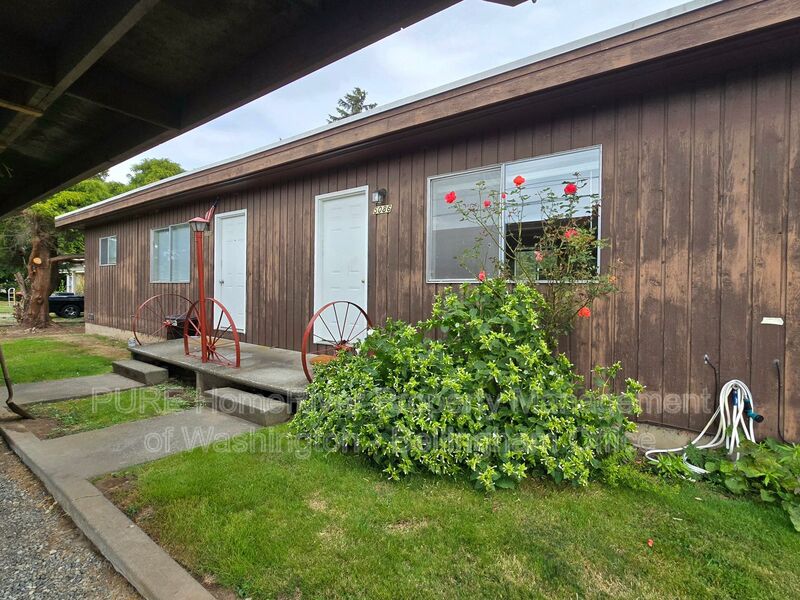 Ferndale House: 5084-5086 LaBounty Drive