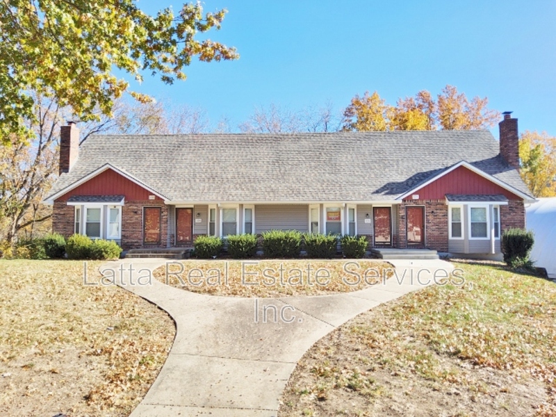 Blue Springs Townhome: 324 NW Millstone Cir