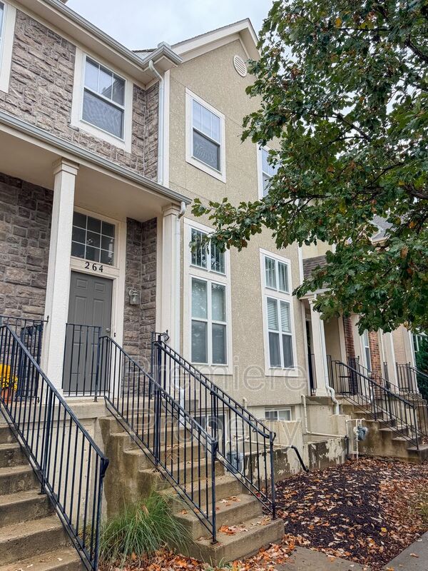 Olathe Townhome: 264 N Hedge Ln