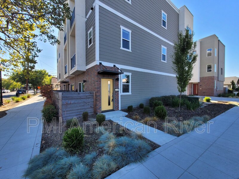 Sacramento House: 3348 S St