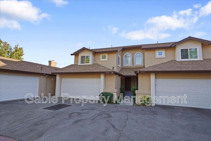 Santa Clarita Townhome: 22933 Banyan Pl