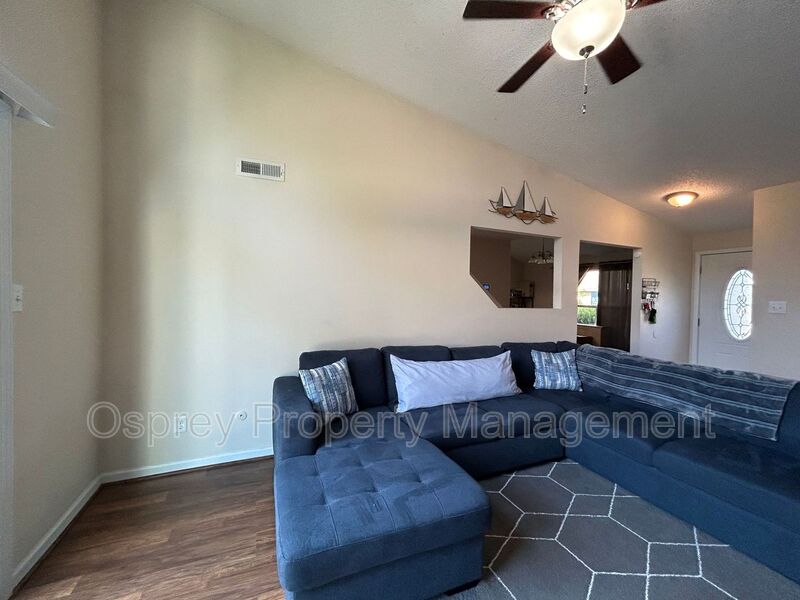 Welcome to this beautifully updated 3 bedroom, 2 bathroom ¨ASK ABOUT OUR ZERO DEPOSIT¨ - Photo 3