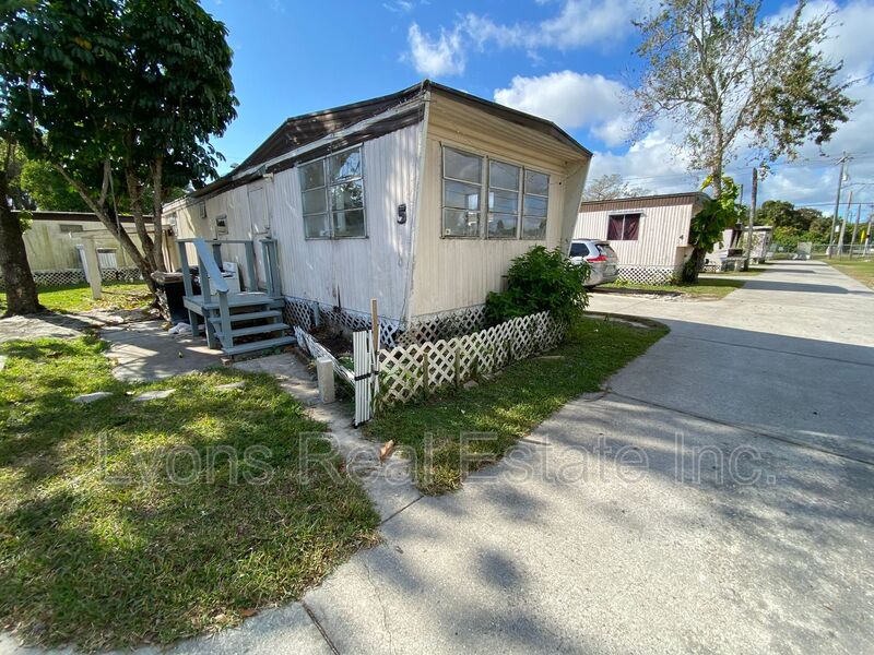 Fort Myers Condo: 4900 Tice St