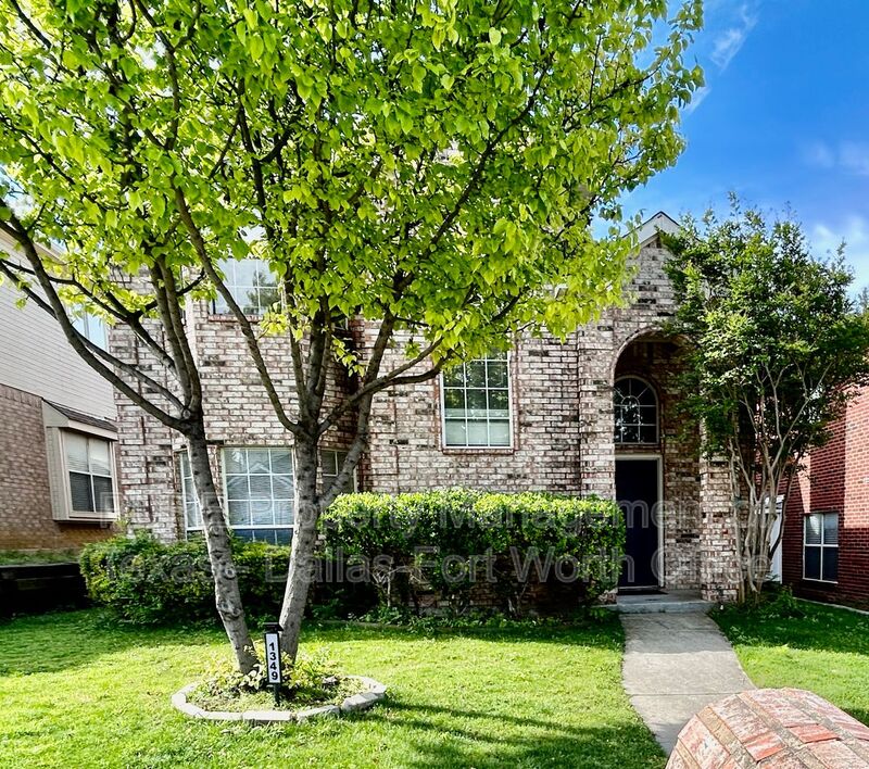 Carrollton House: 1349 Riley Dr