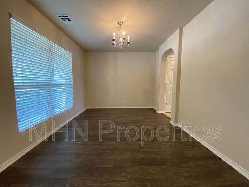 Gorgeous 4 bed/2.5 bath home in a great location with easy access to Highway 1604 and IH-35. - Photo 12