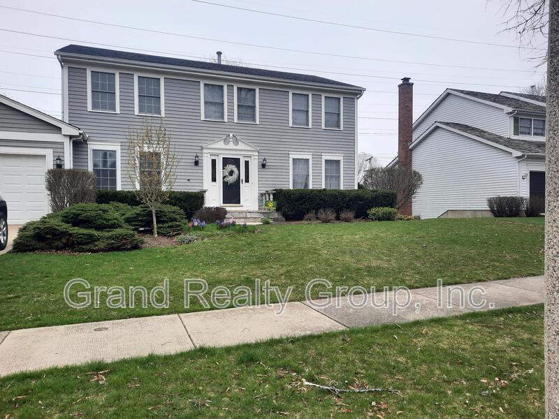 Libertyville House: 1565 Old Barn Circle