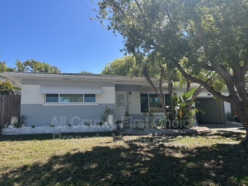 Dunedin House: 1631 San Charles Dr