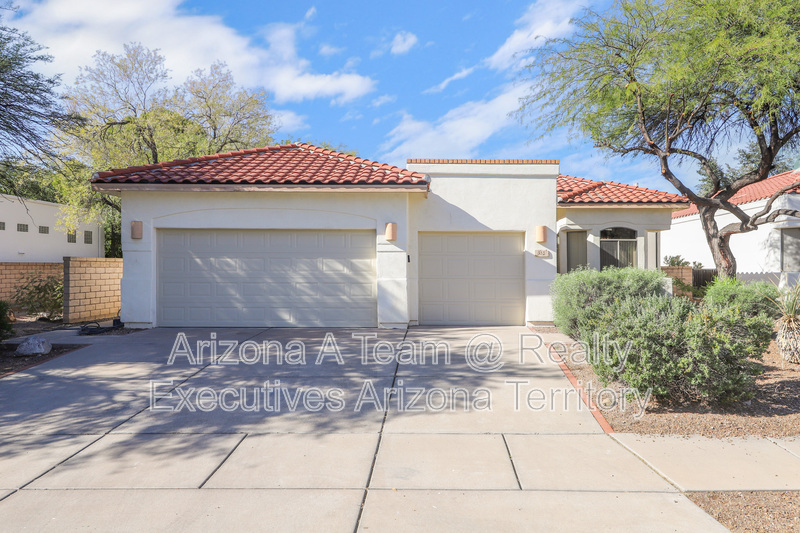 Tucson House: 352 South Vía De Los Rosales