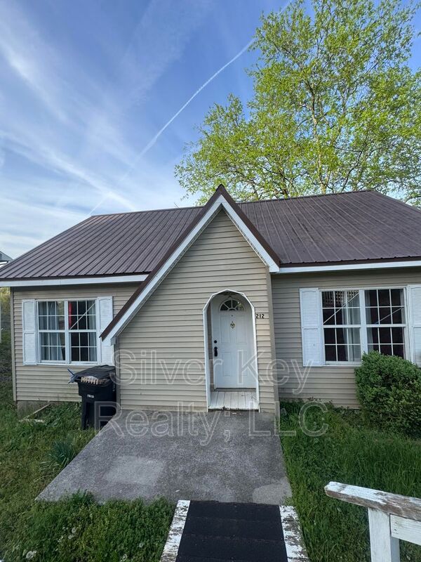 Athens House: 212 South Jackson Street