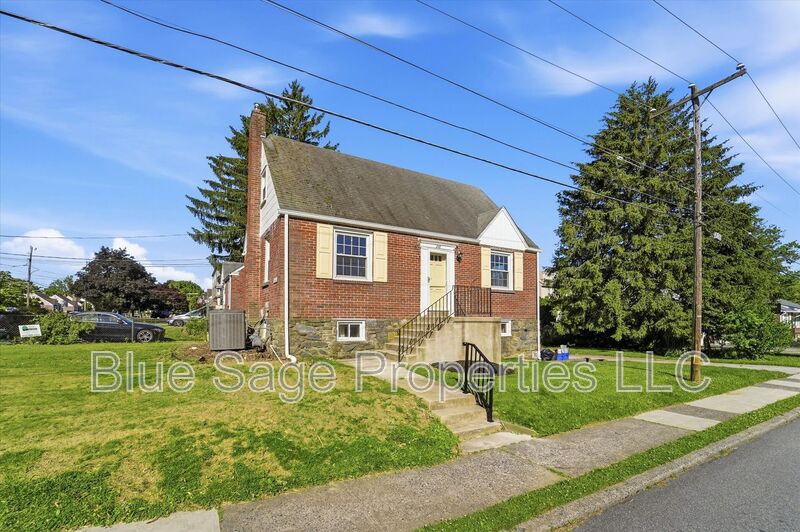 Havertown House: 248 E Turnbull Ave