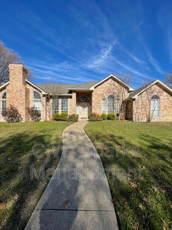 Rockwall House: 902 Sunpoint Circle