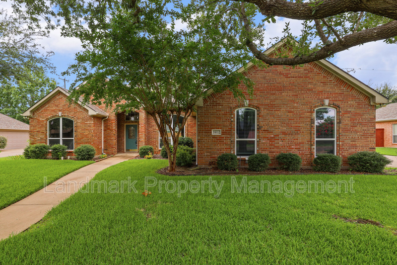 Cleburne House: 1612 Twin Oaks