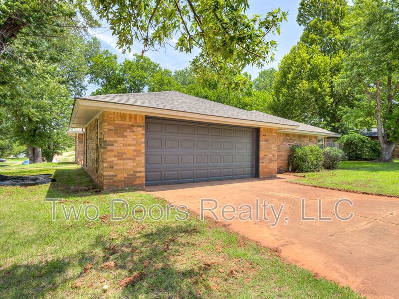 Mustang House: 1908 E Willow Creek Terr