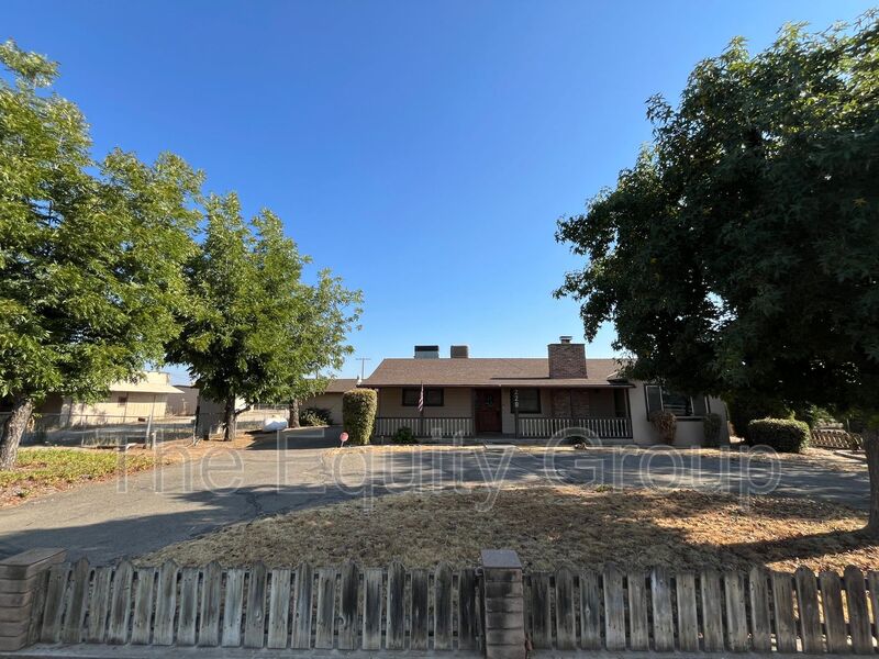 Porterville House: 228 W TeaPot Dome