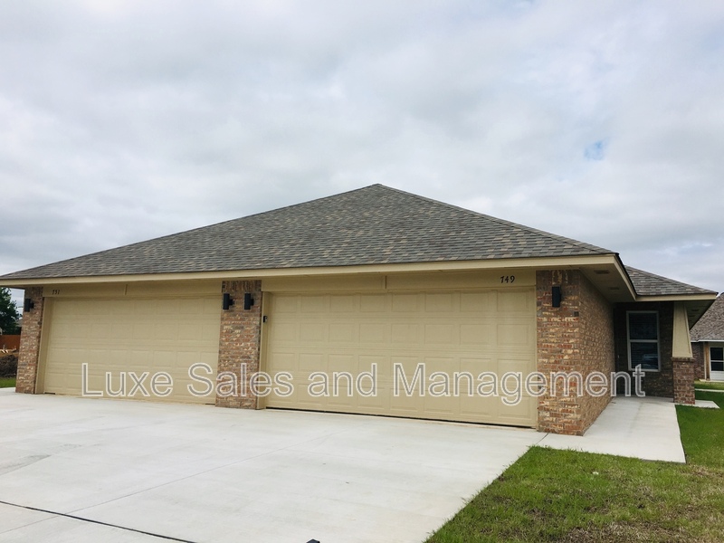 Moore House: 749 SW 13th St