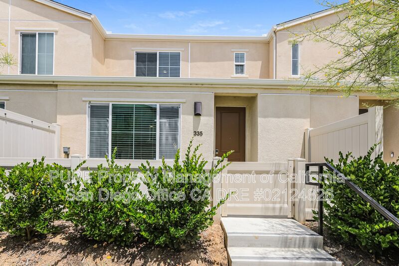 Fallbrook House: 335 Sweet Pl