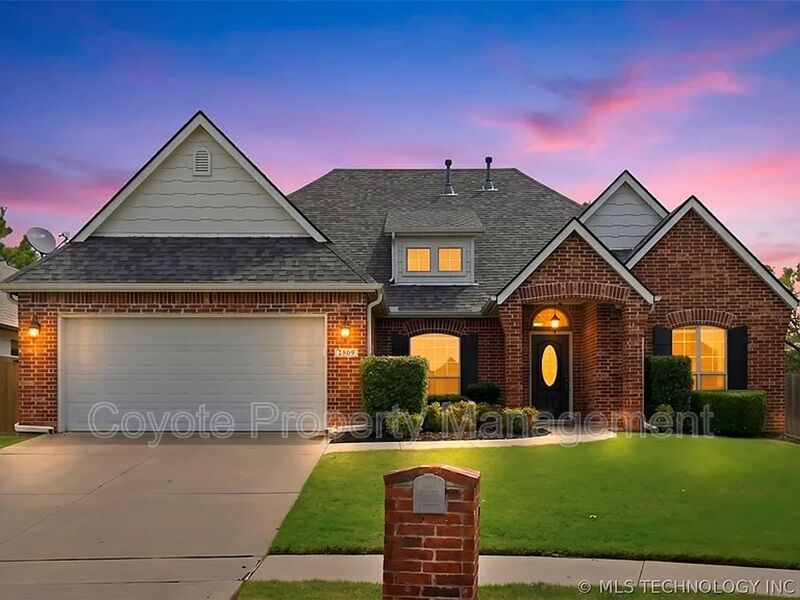 Broken Arrow House: 2809 N Fern Ave