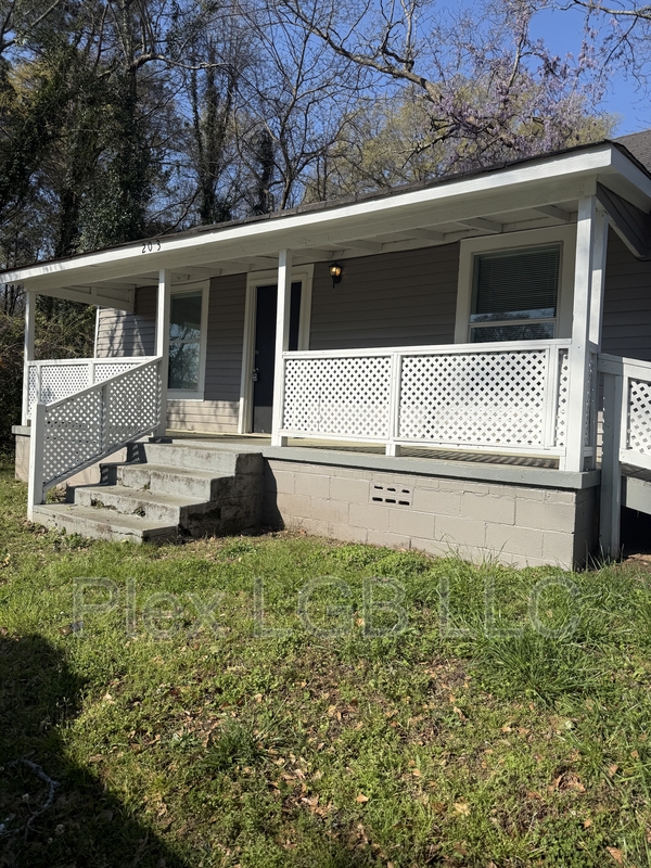 LaGrange House: 203 Front Street