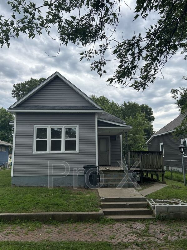 Pittsburg House: 810 N Elm