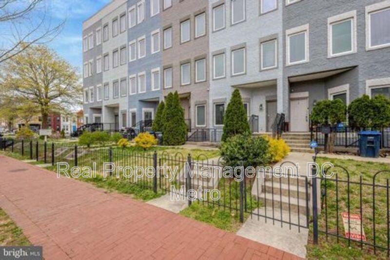 Washington Townhome: 927 12th St NE