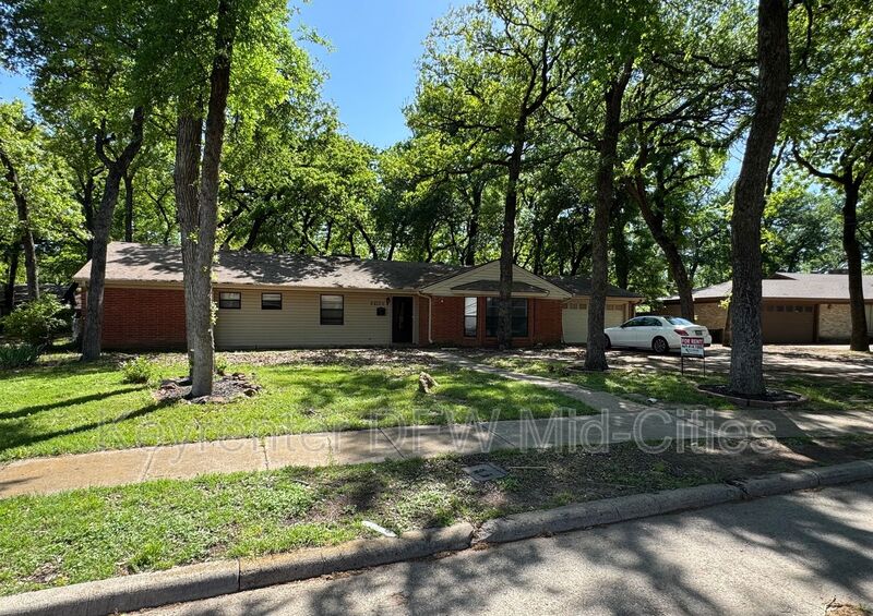 Irving House: 313 Robinhood Drive