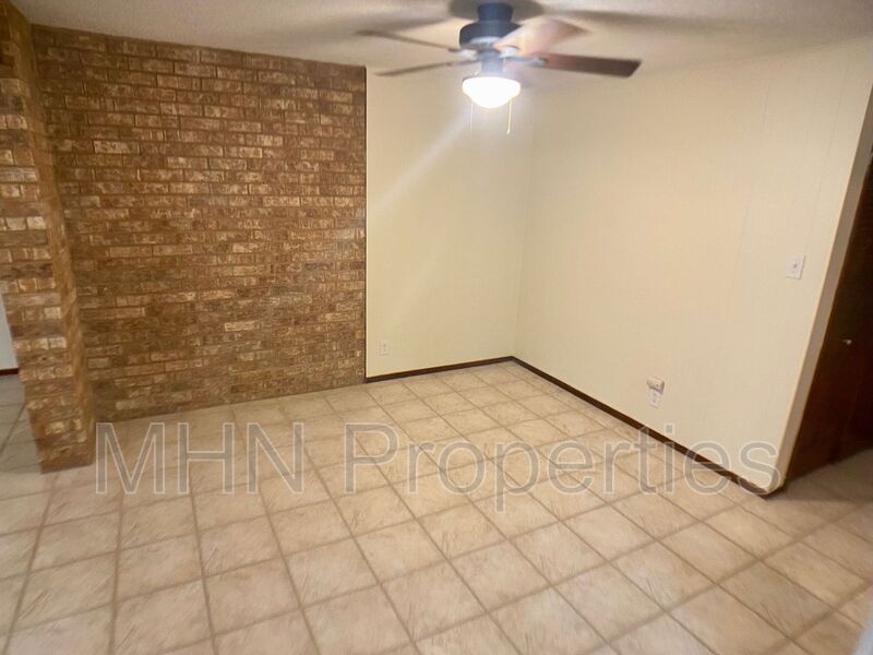 3 bed/2 bath/2 car garage charmer located in the NE with easy access to 410 and I-35 - Slider navigation 7