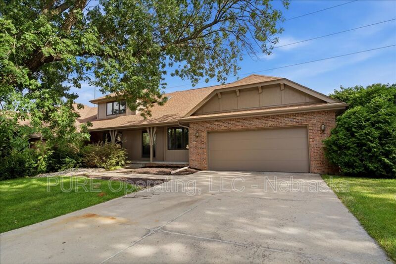 Omaha House: 15527 Mason Cir