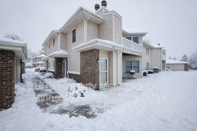 Burnsville Townhome: 940 E Travelers Trl