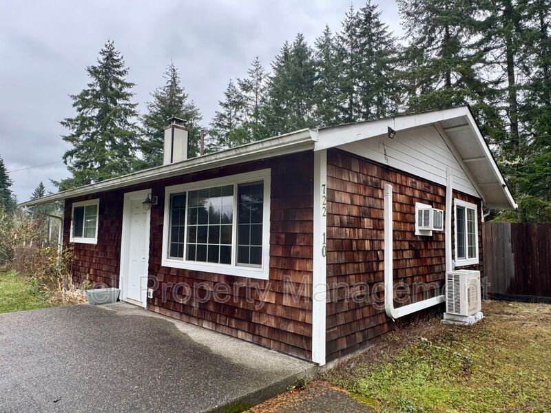 Shelton House: 10 SE Campfire Court