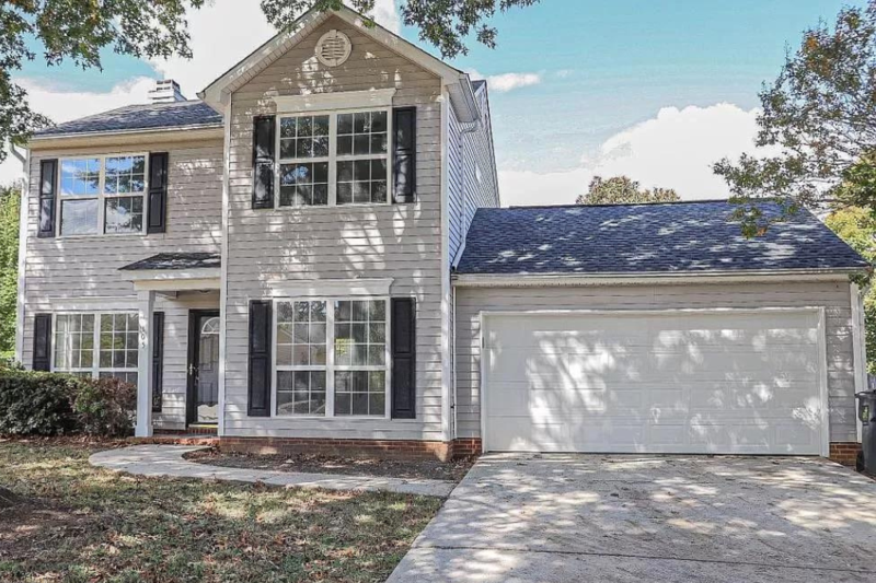 Simpsonville House: 105 Fairview Lake Way