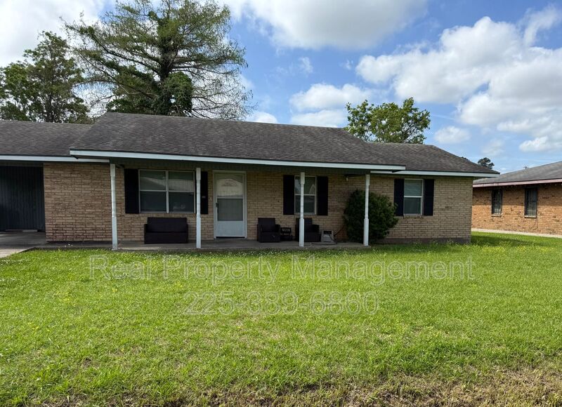 Opelousas House: 160 Ebony Dr.
