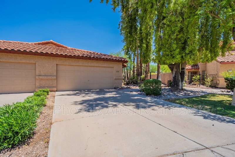 Chandler House: 735 N Tangerine Dr