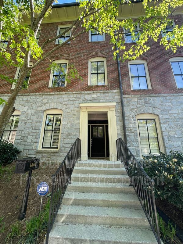 Atlanta House: 1867 Gordon Manor NE