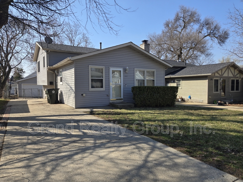 Round Lake House: 307 N Rosedale Court