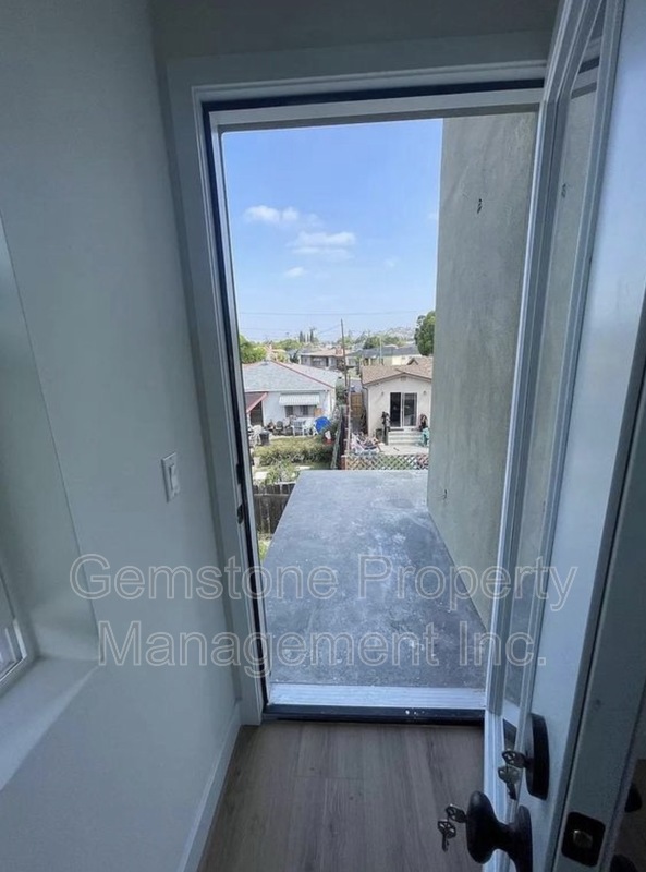 San Diego House: 6252 Stewart St
