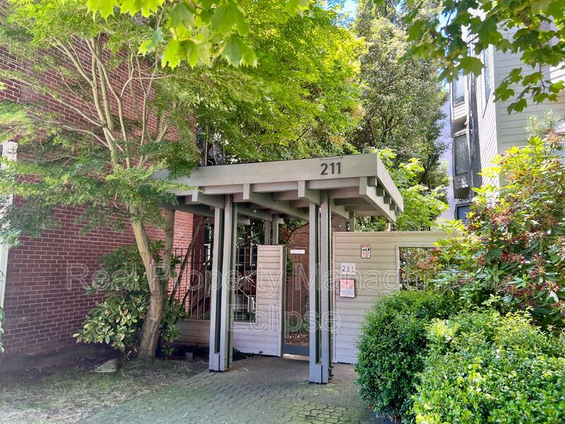 Seattle Condo: 211 Summit Ave E