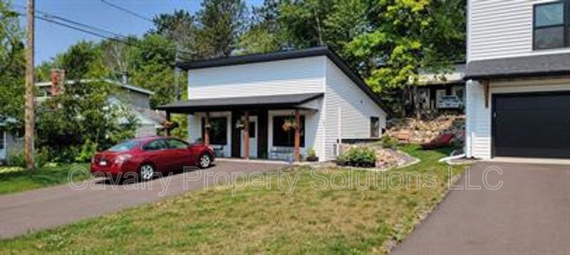 Duluth House: 151 E Toledo St