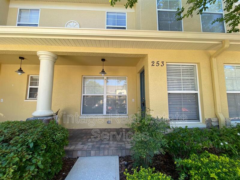 Valrico Townhome: 253 Castlekeeper Place