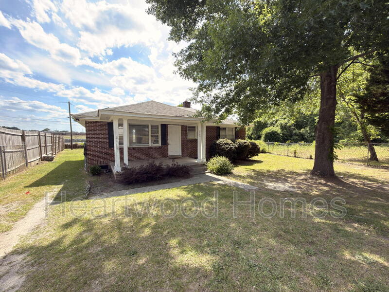 Columbia House: 3708 Hydrangea St