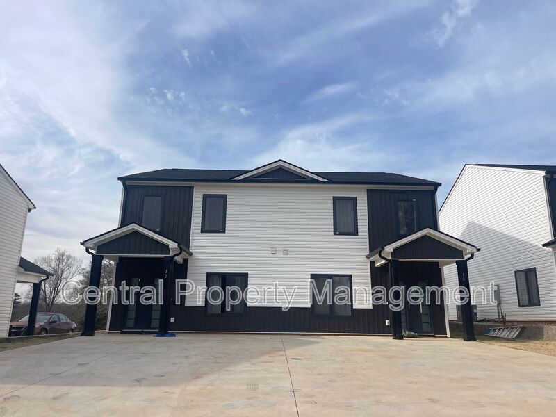 Spartanburg House: 30 Beverly Hills Drive