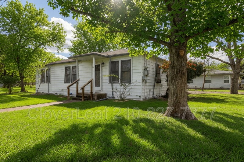 New Braunfels House: 295 N Peach Ave