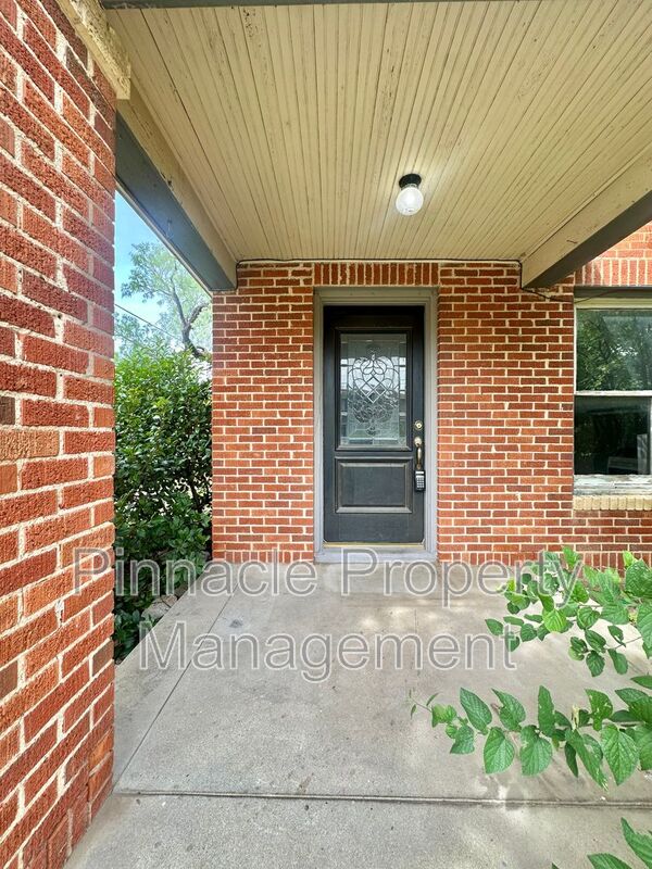 San Angelo House: 302 S Van Buren