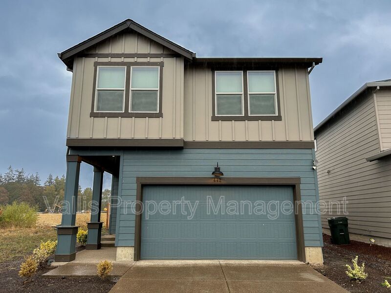 Salem House: 442 Lost Lake Street Northeast