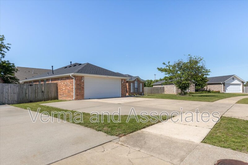 Bentonville House: 2409 SW 17th St