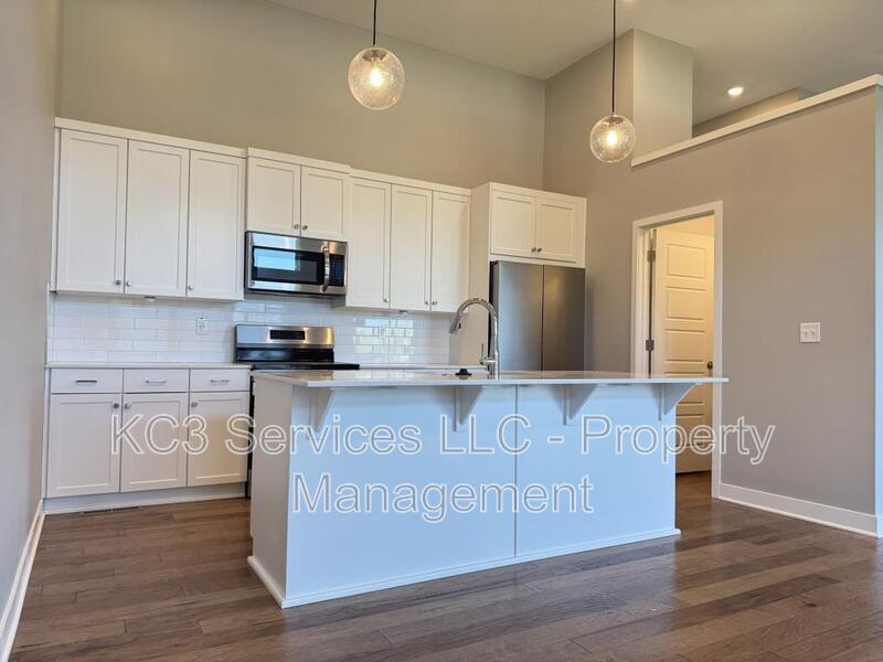 Lee's Summit Townhome: 2018 SW Holdbrooks Dr