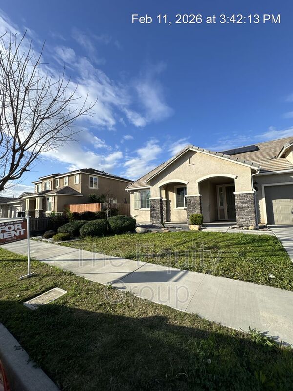 Visalia House: 4418 W. Robin Ave