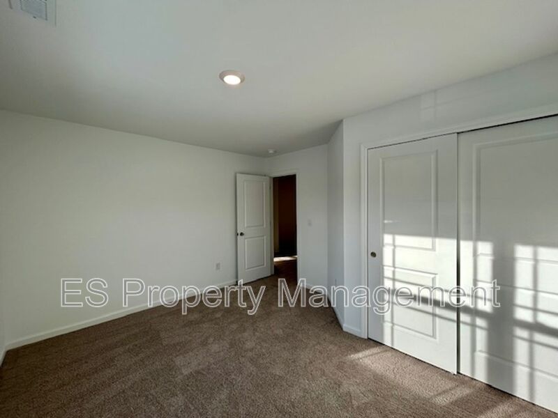 Beautiful, 2 Story Newly Built - 3 Bedroom, 2.5 Bath!  - Photo 25