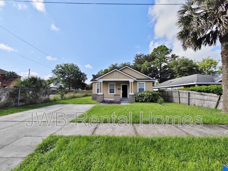Jacksonville House: 1170 17th St E