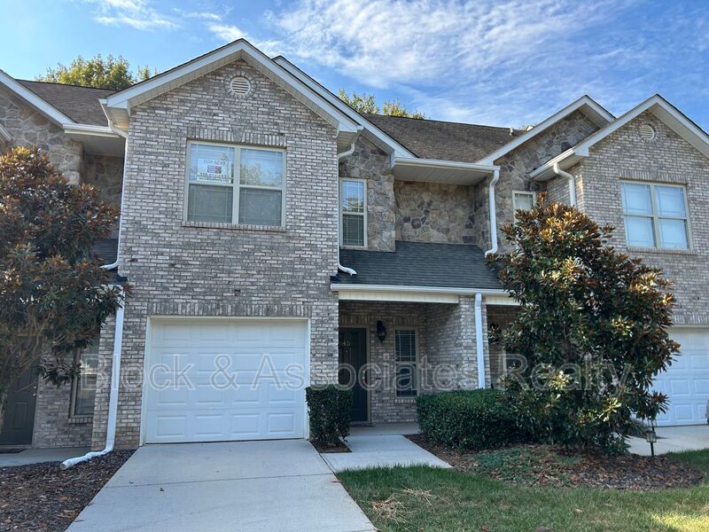 Greensboro House: 45 Four Farms Circle